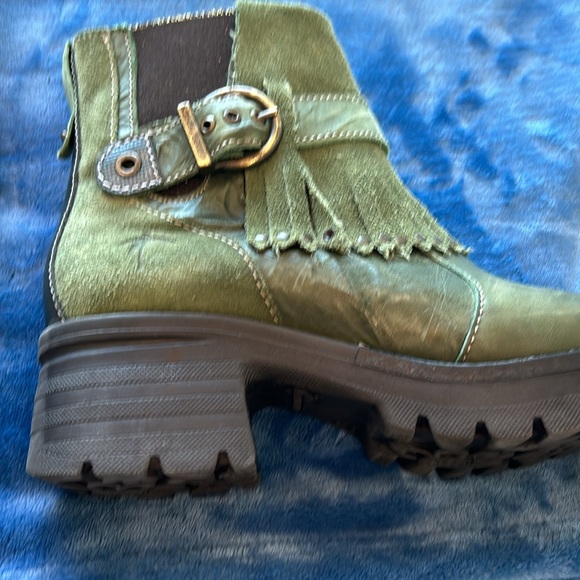 Dromedaris olive green fringe boots. Heel 2”. Platform 1” - Picture 5 of 8